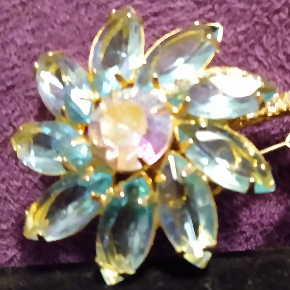Crystal Flower Brooch - Picture 3 of 4
